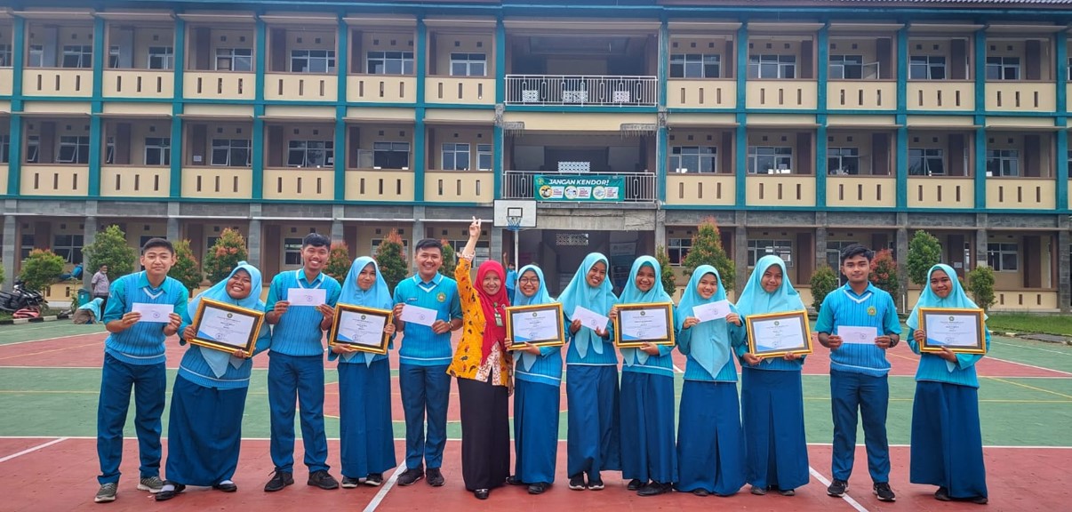 Pemberian Piagam Penghargaan Lomba 5 K dalam rangka HAB Ke-76 Kementerian Agama RI
