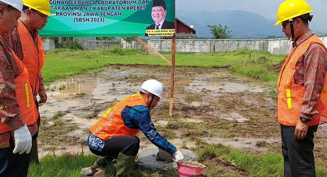 Tandai Pembangunan Laboratorium dan Perpustakaan, MAN 2 Brebes Laksanakan Peletakan Batu Pertama