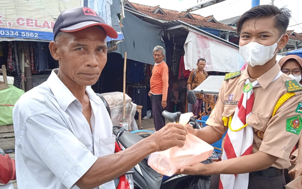 Aksi Jumat Berkah,  Pramuka MAN 2 Brebes Bagikan Nasi Bungkus