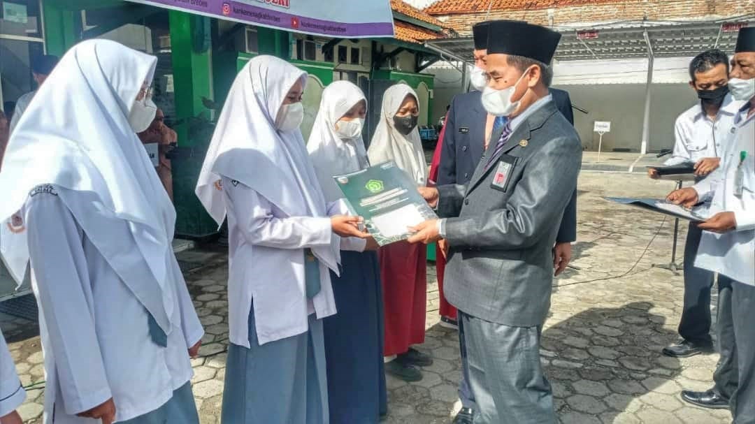 MAN 2 Brebes Juarai Lomba  Puisi , HAB Ke-75 Kemenag RI
