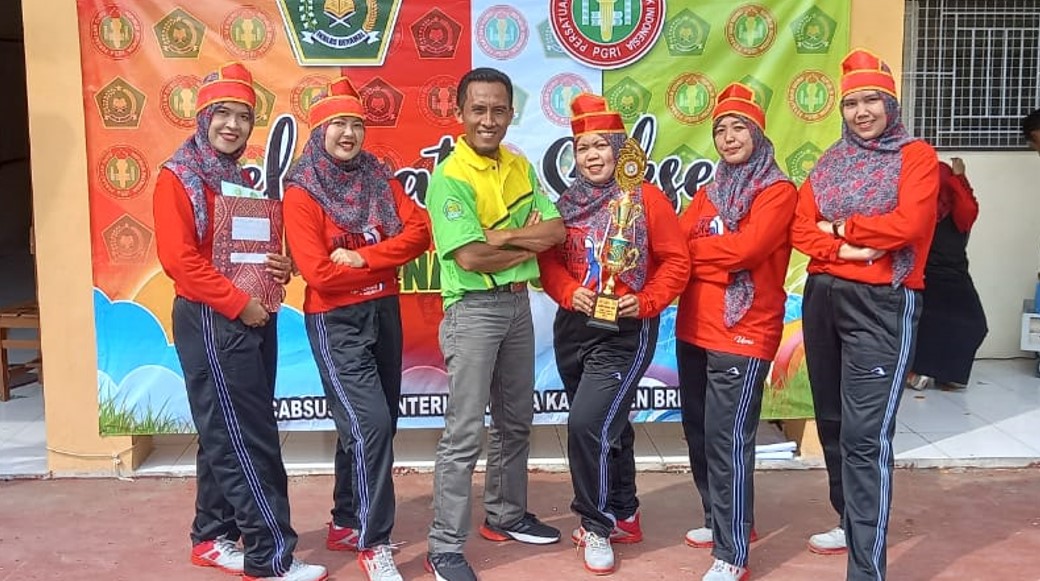 Kompak…! Tim Senam Mandubes Juara lomba Senam PGRI