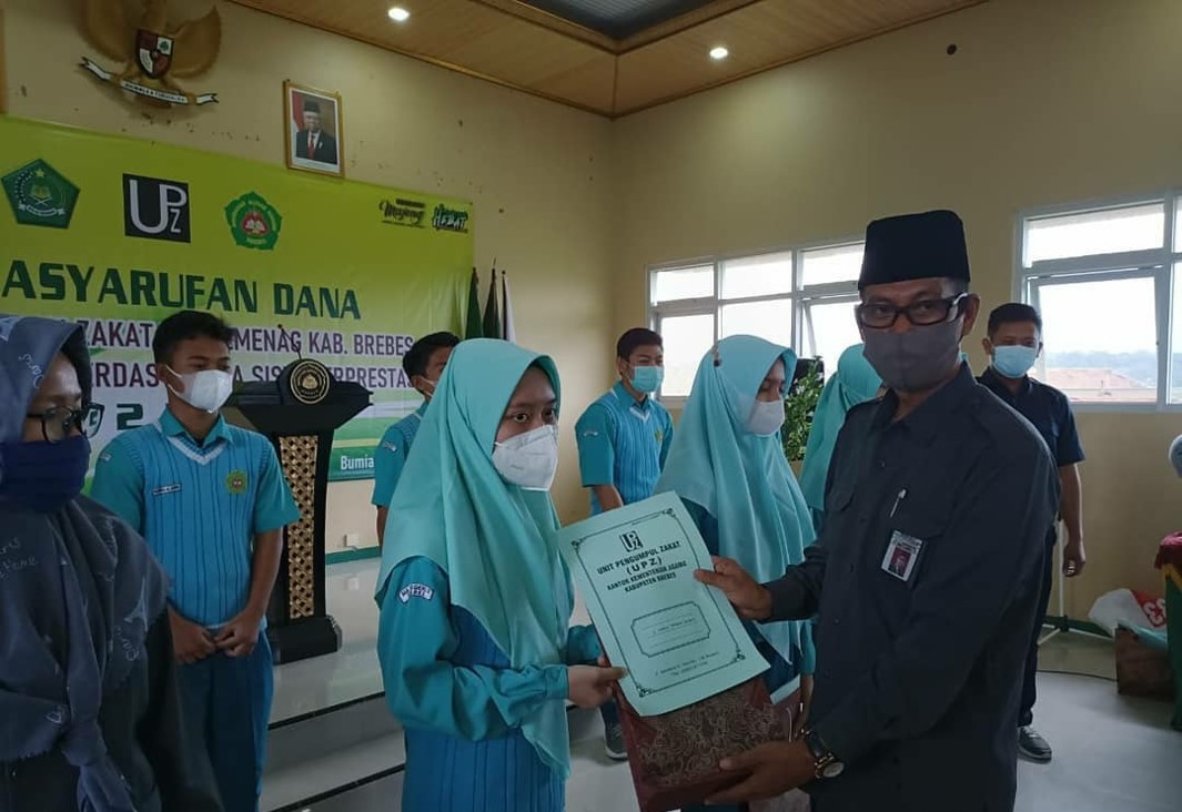 Keren..!! 20 juta lebih   UPZ Kemenag  Kab. Brebes  Gelontorkan untuk Siswa MAN 2 Brebes